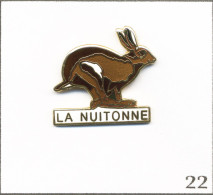 Delcampe - Pin's Transport - Taxi / “La Nuitonne“ à Nuits St Georges (21) Avec Lièvre. Non Estampillé. EGF. T1100Q-22 - Animales