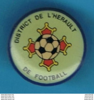 Delcampe - PIN'S //  ** DISTRICT DE L’HÉRAULT / FOOTBALL ** - Calcio