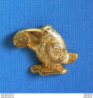Delcampe - 1 PIN'S //  ** LE CORBEAU ET LE RENARD & SON FROMAGE / JEAN DE LA FONTAINE ** - Animales