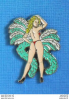 Delcampe - 1 PIN'S //  ** PIN-UP / CABARET MOULIN ROUGE / FOLIES BERGERES & CRAZY HORSE ** . (© Qualité Collectors Série Limitée) - Pin-ups