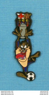 Delcampe - 1 PIN'S // ** " TAZ " LE DIABLE DE TASMANIE / F.C.B. BARÇA BARCELONE ** . (LINE VA® WARNER BROS© 1995) - Films
