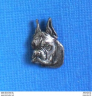 Delcampe - 1 PIN'S //  ** CHIEN BOXER ALLEMAND / FAMILLE DES MOLOSSES ** - Animales