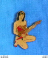 Delcampe - 1 PIN'S //  ** WONDER WOMAN / A LA GUITARE ** - Films