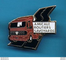 Delcampe - 1 PIN'S  //  ** AMICALE ROUTIERS SAVOYARDS / CAMION MERCEDES ** - Transports
