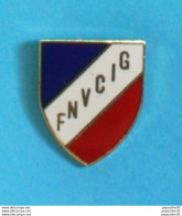 Delcampe - 1 PIN'S //   ** FNVCIG // FÉDÉRATION NATIONALE DES VICTIMES CIVILES ET INVALIDES DE GUERRE ** - Militaria