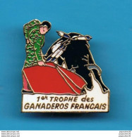 Delcampe - PIN'S //  ** 1er TROPHÉE / DES GANADÉROS FRANÇAIS ** - Feria