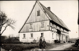 Delcampe - Photo CPA Radeberg In Sachsen, Junge Und Mann Vor Einem Fachwerkhaus - Sonstige & Ohne Zuordnung