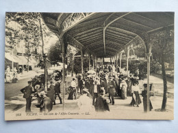 Delcampe - VICHY Un Coin De L'Allee CouvertenCPA LL. 303 - Vichy
