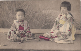 Delcampe - JAPON: Deux Enfants Japonais En Tenue D'apparat Avec Des Jouets - Tokyo