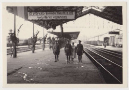 Delcampe - Foto Bahnhof Hendaye, Ankunft Freiwilliger Aus Spanien, Offiziere Wehrmacht (Bayonne, Pyrénées-Atlantiques, Eisenbahn) - Hendaye