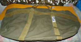 Delcampe - SAC POUR PARACHUTE DE L'ARMEE FRANCAISE DE 1980 ETIQUETTE E.F.A ( ETUDES ET FABRICATIONS AERONAUTIQUES )  SITUEE A L'EPO - Uitrusting