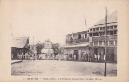 Delcampe - NOSSY-BE    Place Joffre  L'arrivée Du Gouverneur Général Olivier - Madagaskar