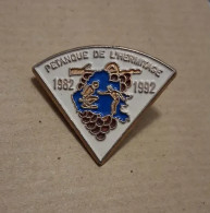 Delcampe - PIN'S PETANQUE DE L'HERMITAGE 1982-1992 - Otros & Sin Clasificación