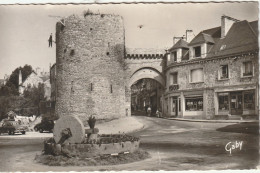 Delcampe - 61. DOMFRONT.  CPA .  PORTE D'ALENCON ET TOUR DU PENDU. ANNEES 50 + TEXTE - Domfront