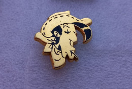 Delcampe - EB327 Pin's BD Tête Lucky Luke Doré Arthus Bertrand Achat Immédiat - Cómics