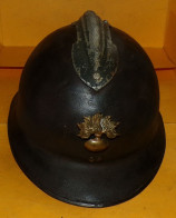 Delcampe - CASQUE ADRIAN MODELE 1926 AVEC INSIGNE DE L'INFANTERIE , PERIODE WWII  , PRESENCE DE SA COIFFE ET DE SA JUGULAIRE ,   FA - Copricapi