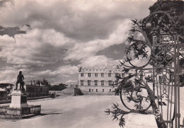 Delcampe - 84 AVIGNON LA PLACE DU PALAIS LE MONUMENT CRILLON ET L ANCIEN PALAIS E - Avignon