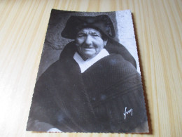 Delcampe - CPSM* Ile De Sein (29).Coiffe Et Costume D'îlienne. - Ile De Sein