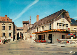 Delcampe - 86* LA ROCHE POSAY  Carrefour De La Porte Fortifiee   (CPM 10x15cm)     RL19,0241 - La Roche Posay
