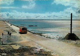 Delcampe - 85* NOIREMOUTIER  Passage Du Gois – Autobus  (CPSM 10x15cm)    RL19,0226 - Noirmoutier