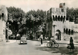 Delcampe - 84* AVIGNON  Place De La Republique  (CPSM 10x15cm)     RL19,0132 - Avignon