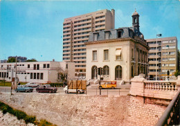 Delcampe - 93* L ISLE ST DENIS  La Mairie Et La Poste  (CPM 10x15cm)    RL19,0559 - L'Ile Saint Denis