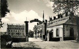 Delcampe - 22* GUINGAMP  Caserne De La Tour D Auvergne   (CPSM 9x14cm)  RL30,1084 - Kasernen