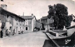 Delcampe - 16* BRILLAC  Place De La  Fontaine  (CPSM 9x14cm)       RL46,1138 - Other & Unclassified