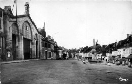 Delcampe - 45* COURTENAY   Place Du Marche – Monument Aux Morts  CPSM(9x14cm)     RL60,1040 - Courtenay
