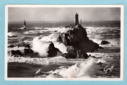 Delcampe - CP 29 - La Pointe Du Raz De Sein - Le Phare De La Vieille Par Tempête - La Pointe Du Raz