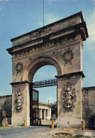 Delcampe - 17 ROCHEFORT SUR MER LA RUE D ARSENAL ET LA PORTE DU SOLEIL - Rochefort