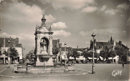 Delcampe - 28  CHATEAUDUN LA PLACE DU DIX HUIT OCTROBRE - Chateaudun