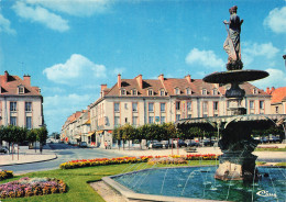 Delcampe - 51 VITRY LE FRANCOIS LA PLACE D ARMES - Vitry-le-François