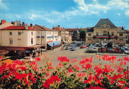 Delcampe - 52 SAINT DIZIER PLACE ARISTIDE BRIAND LE THEATRE - Saint Dizier