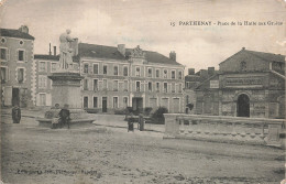 Delcampe - 79 PARTHENAY LA PLACE DE LA HALLE - Parthenay