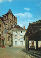 Delcampe - 86 LUSIGNAN LES HALLES ET L EGLISE - Lusignan