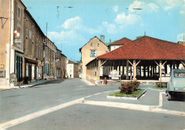 Delcampe - 86 CHARROUX LA PLACE DES HALLES - Charroux