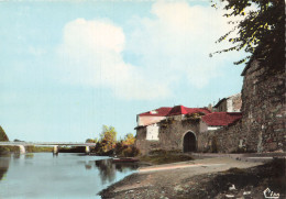 Delcampe - 86 AVAILLES LIMOUSINE LA VIEILLE PORTE ET LE PONT - Availles Limouzine