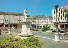 Delcampe - 79  PARTHENAY LE GRAND HOTEL ET LE PALAIS DES CONGRES - Parthenay