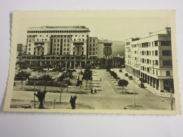 Delcampe - CP CARTE POSTALE MAROC FES PLACE LYAUTEY VUE Sur BATIMENTS - Vierge - Fez