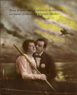 Delcampe - CPA FAntaisie Couple Dans Le Soir Empli D'ombre Et De Mystere Le Baiser D'amour Est Toujours Sincere - Couples