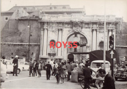 Delcampe - Lazio Roma Quartiere Trastevere Porta Portese Ingresso Porta Del Mercato Animatissima Veduta Fine Anni 60 (v.retro) - Mercados