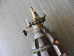 Delcampe - WW1 / ARTISANAT DE TRANCHEES / TRENCH ART / SOUVENIR De POILU / GRENADE FACON LAMPE PIGEON / ORIGINAL - Armas De Colección