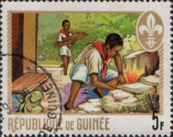 Delcampe - Guinee (Rep) Poste Obl Yv: 386 Mi:536 Pionniers (TB Cachet Rond) - Autres & Non Classés