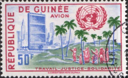 Delcampe - Guinee (Rep) Avion Obl Yv: 14 Mi:35 Bâtiments Des Nations Unies (TB Cachet Rond) - ONU