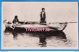Delcampe - CARTE PHOTO ETHNOLOGIE - TERRE DE FEU - CHILI - MAGALLANES - INDIENS SUR UNE PIROGUE - PHOTO HANDLER - Chili