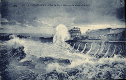 Delcampe - CPA Le Treport Mers Effet De Mer Vue Vers La Digue - Le Treport