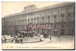 Delcampe - CPA Lyon La Place Des Terreaux Et Le Palais Des Arts Et La Fontaine Bartholdi - Lyon 1