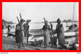 Delcampe - CPSM/pf   NIGER.  Femmes à La Préparation Du Repas Au Bord Du  Fleuve Niger, Barques De Pêcheurs..*3761 - Afrika