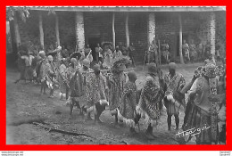 Delcampe - CPSM/pf AFRIQUE OCCIDENTALE.  Danses Bamiléké, Très Animé  ..*3773 - Tänze